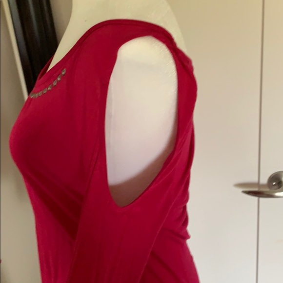 Rock n Republic red studded cold shoulder top - Picture 5 of 7